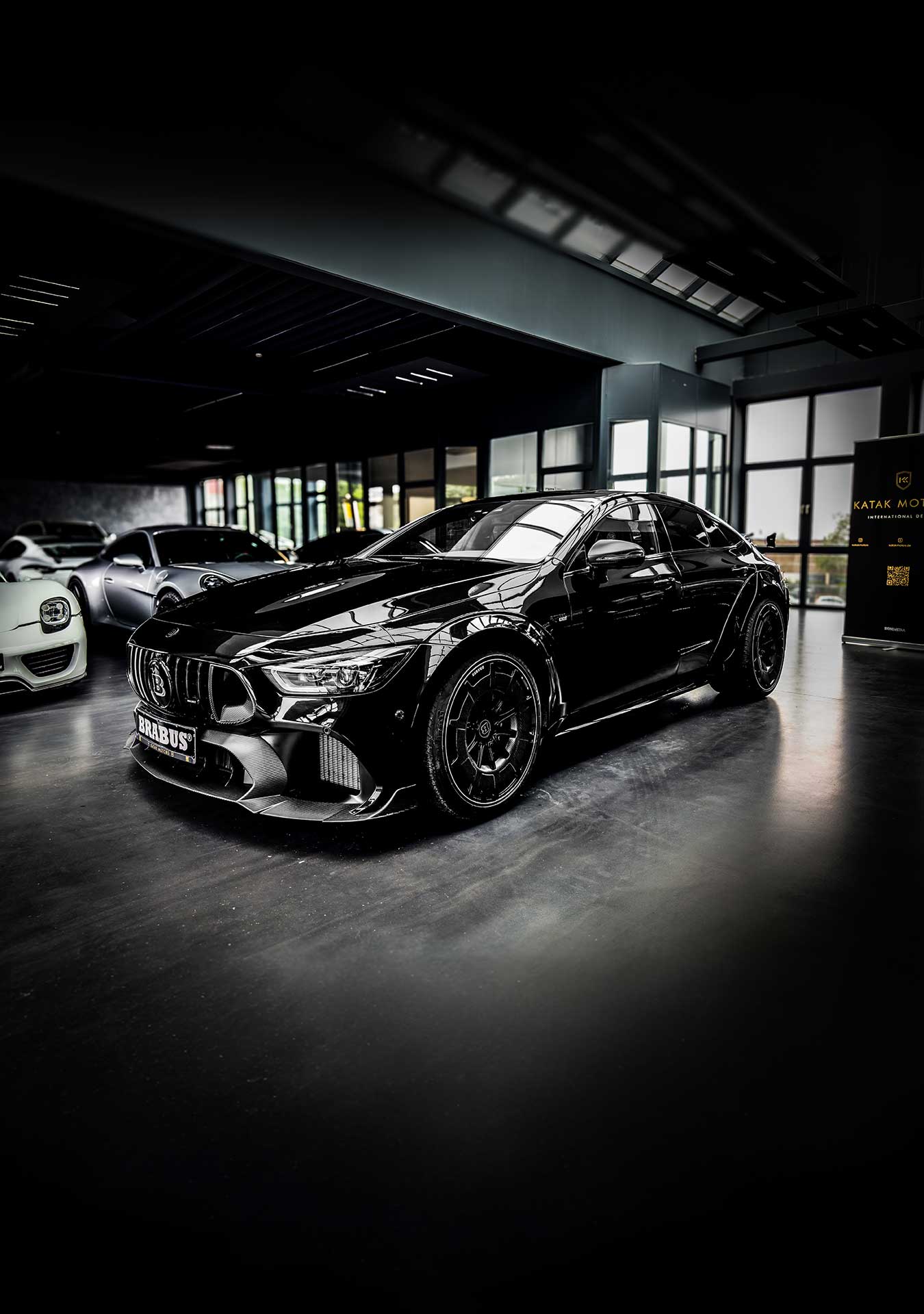 Mercedes Brabus Rocket 900 in schwarz seitlich aufgenommen im Autohaus von Katak Motors.