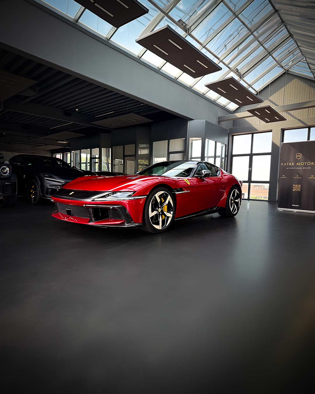 Ferrari 12 Cilindri in rot im Autohaus von Katak Motors