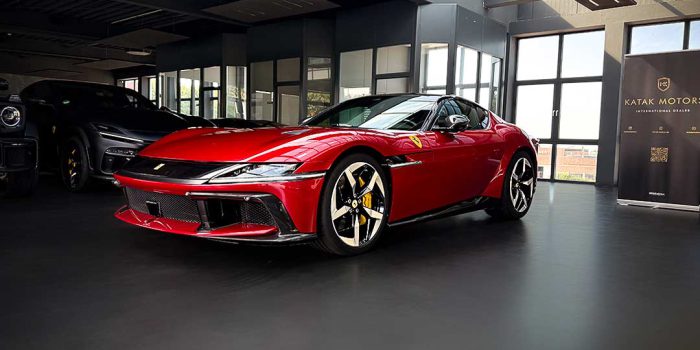 katak-motors-ferrari-clindri-rot Ferrari 12 Cilindri in rot im Autohaus von Katak Motors